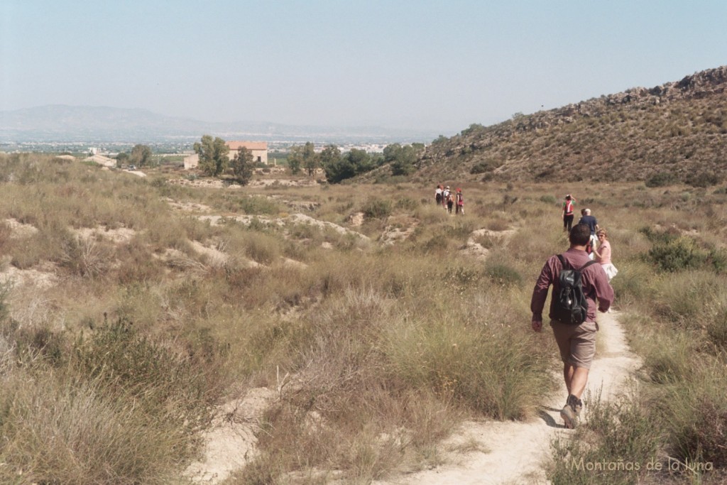 Marcha por Las Escoteras, al fondo la Sierra de Crevillente